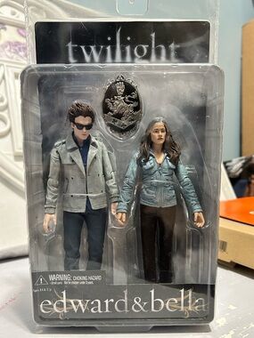 Edward & Bella Collectible Figure Set - Gray & Blue
